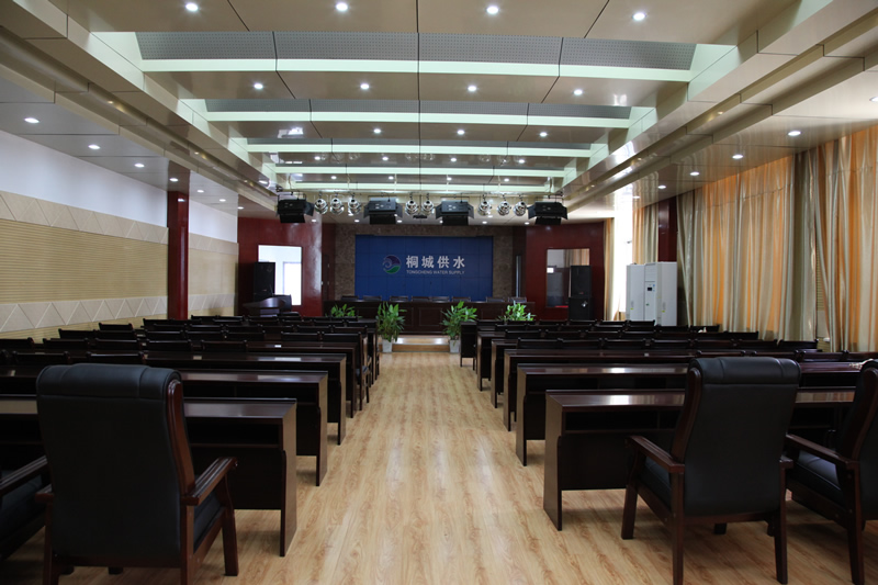 宽敞整洁的多职能汇报厅